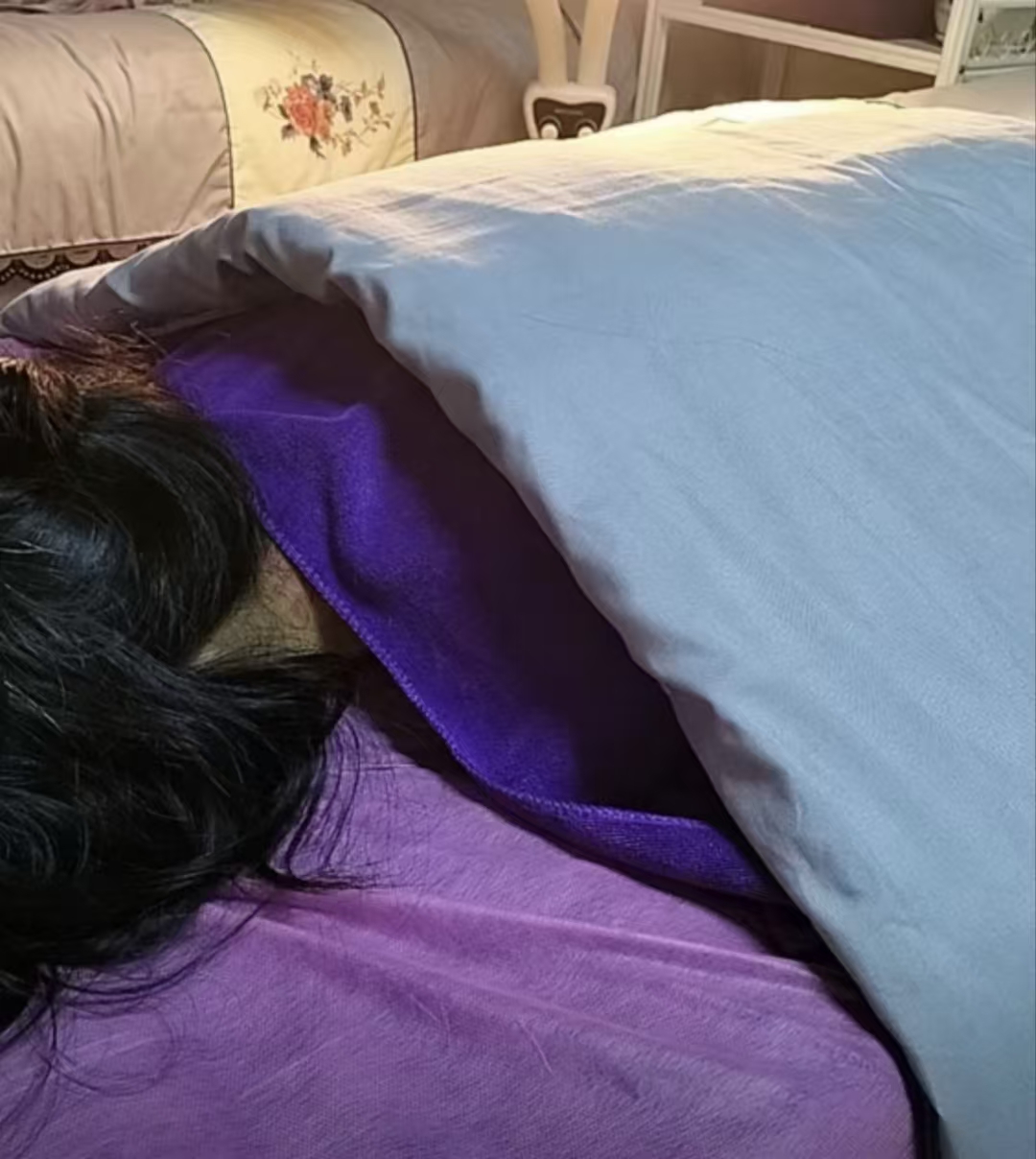 A guest resting under a warm heat compress treatment
